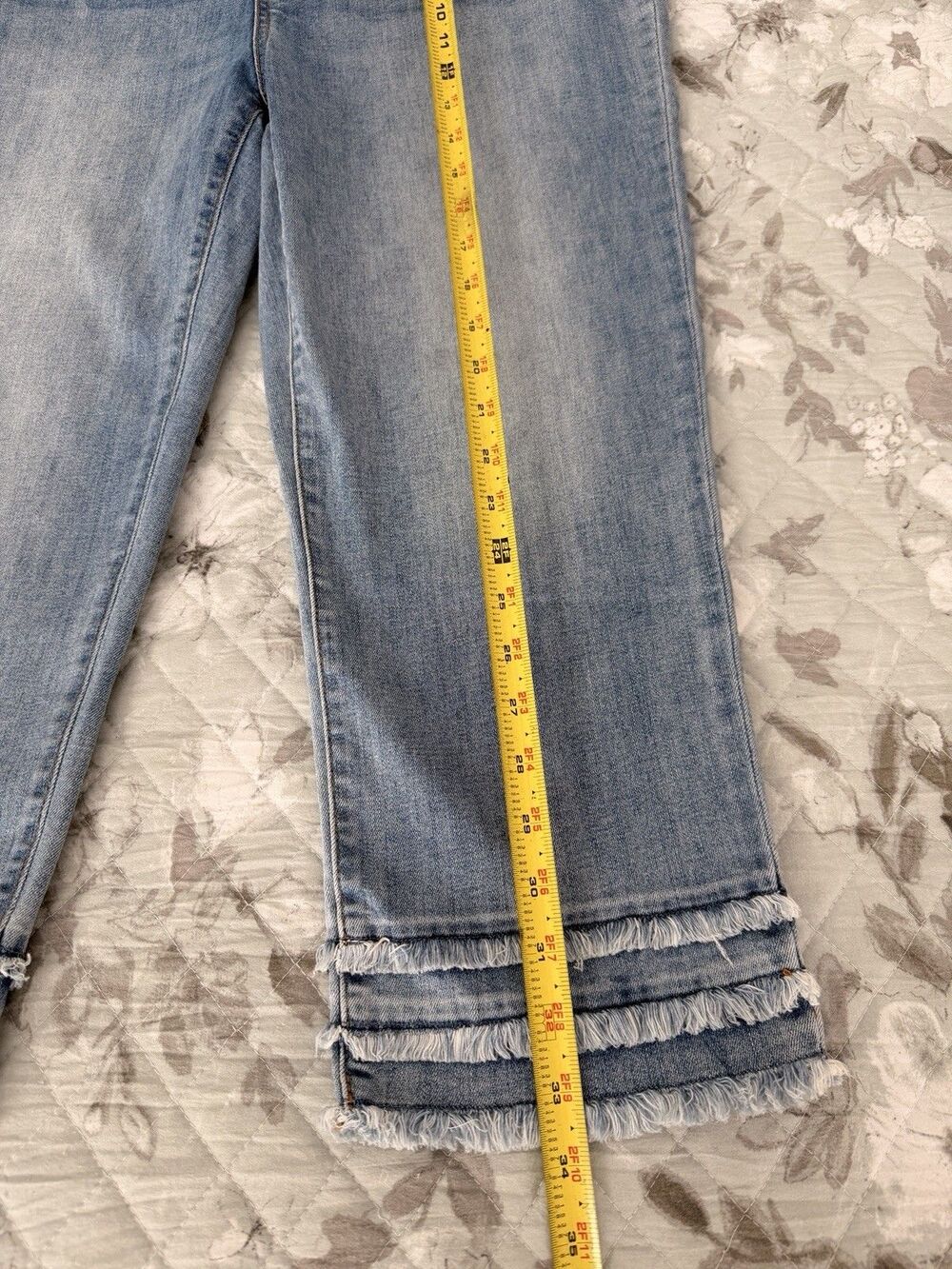 Chico’s Pull On Capri Jeans Womens 1.5 US 10 Frayed Tiered Hem Stretch Denim - Picture 2 of 7